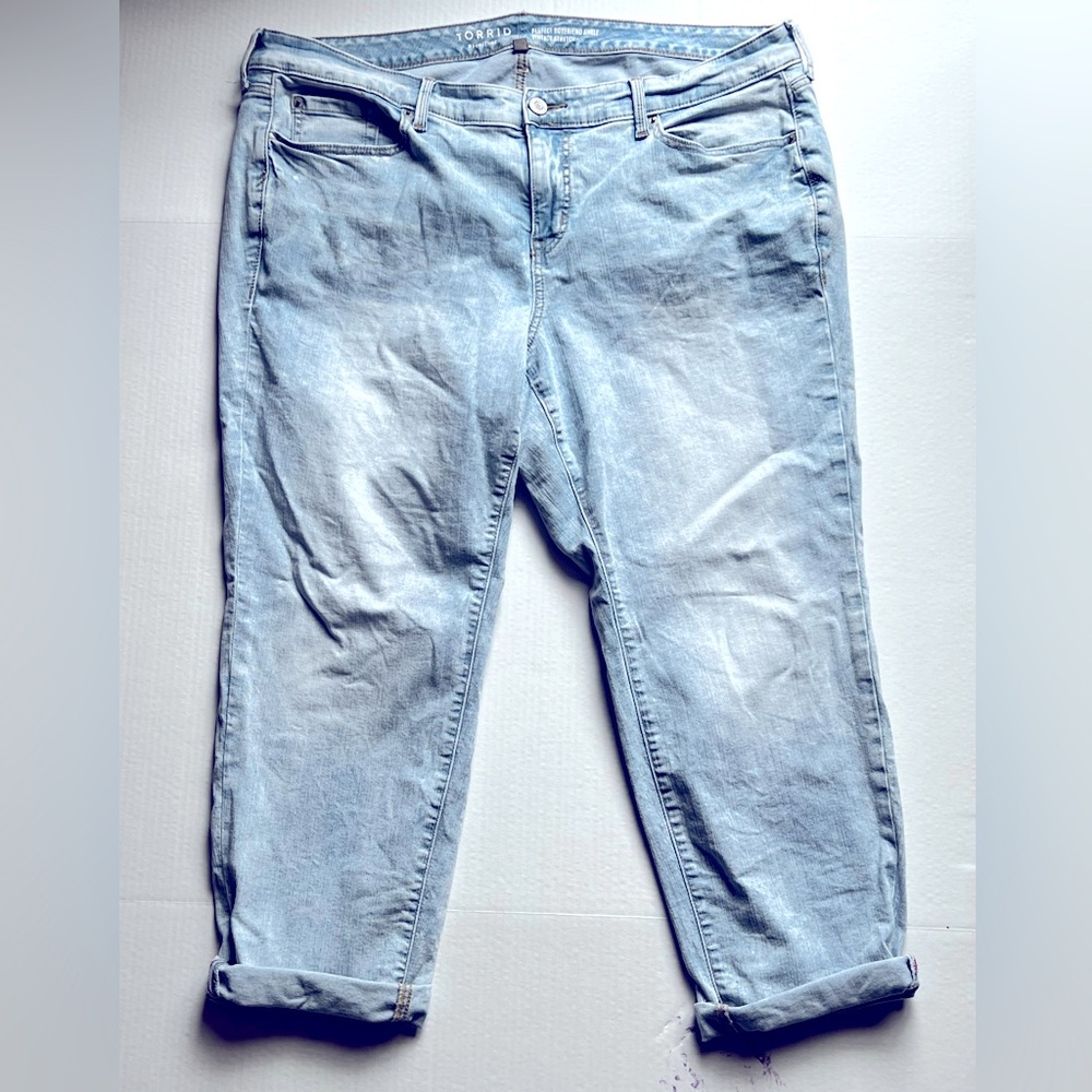 Torrid, Size 18 short,Perfect Boyfriend Ankle Vintage Mid rise pant. Light wash.
